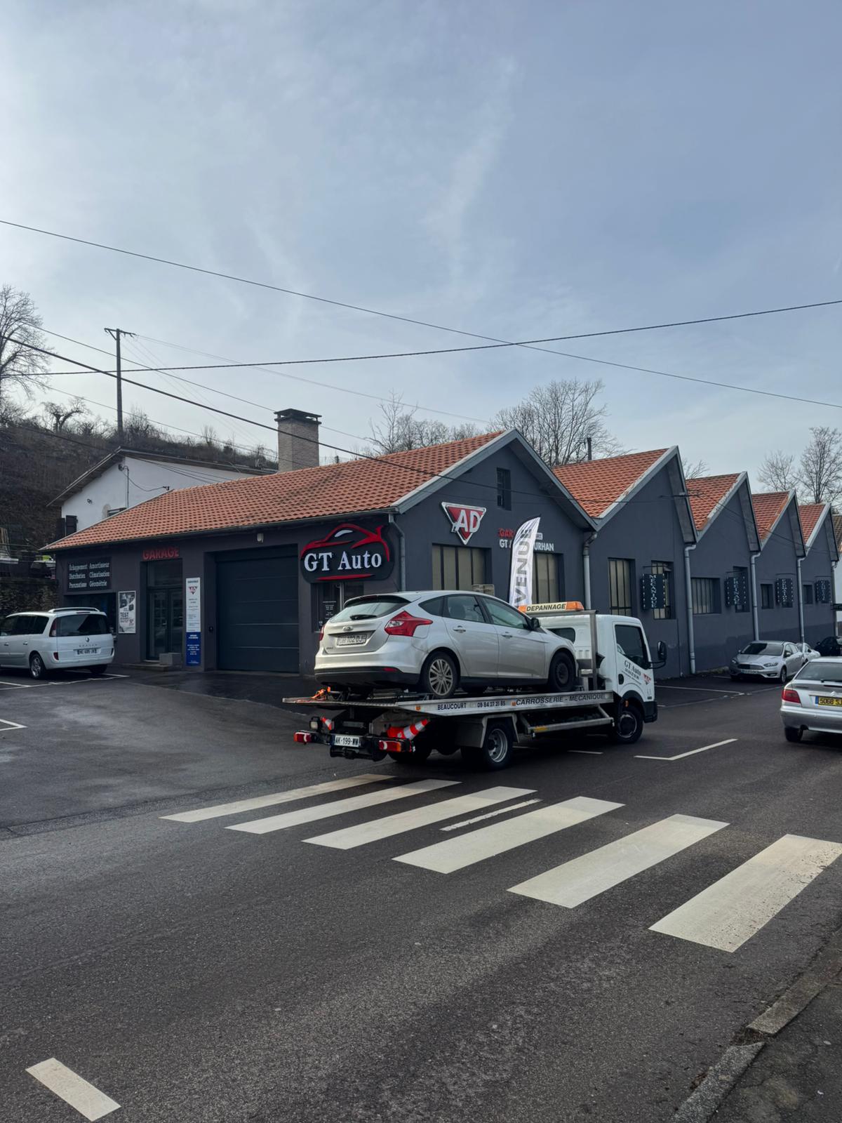 Mécanicien GT Auto au travail dans l'atelier